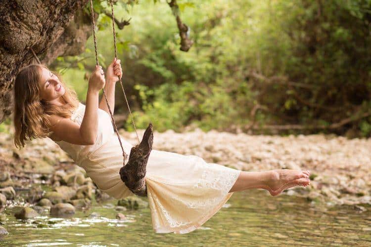 עולם השפע בו אני מתנדנדת על נדנדה ביער