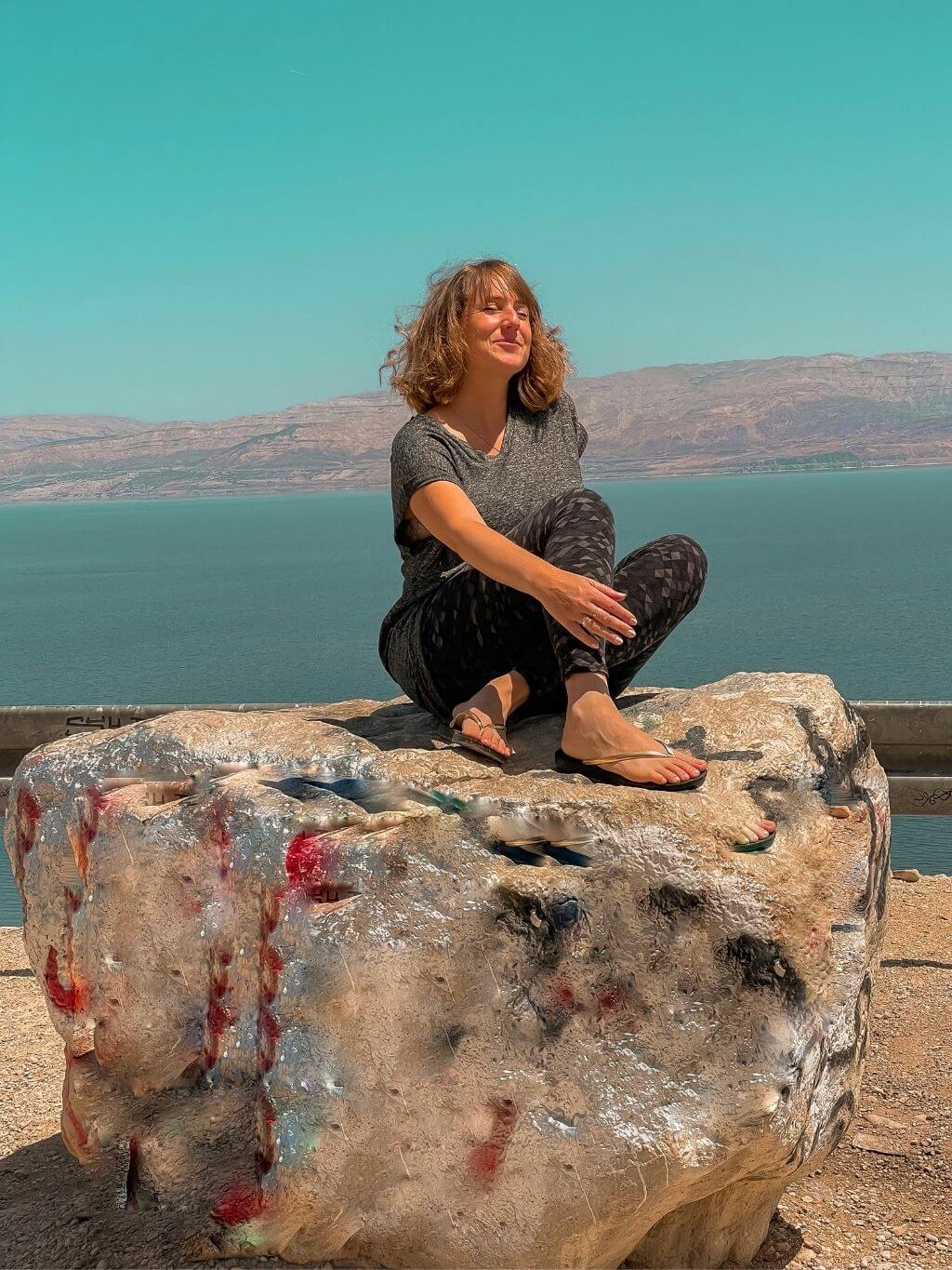 אני יושבת על אבן וחווה מסרים מהיקום