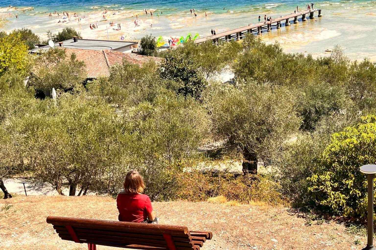 אני יושבת על ספסל ומביטה לאופק
